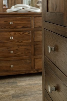 Bedroom_Alto_King_Cocoa on Oak_Detail 2